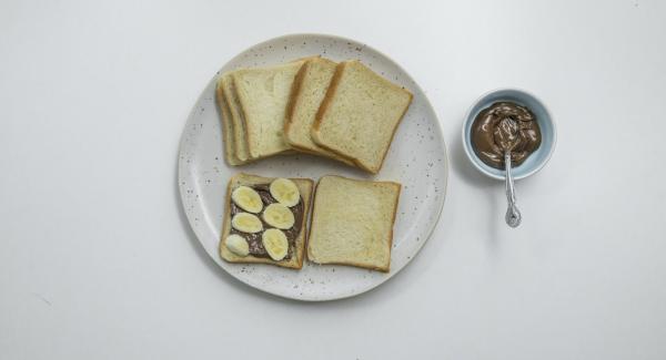 Untar media rebanada de pan con la crema de
chocolate y añadir una capa de rodajas de plátano.
Cubrir con la otra mitad del pan.