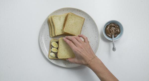 Untar media rebanada de pan con la crema de
chocolate y añadir una capa de rodajas de plátano.
Cubrir con la otra mitad del pan.