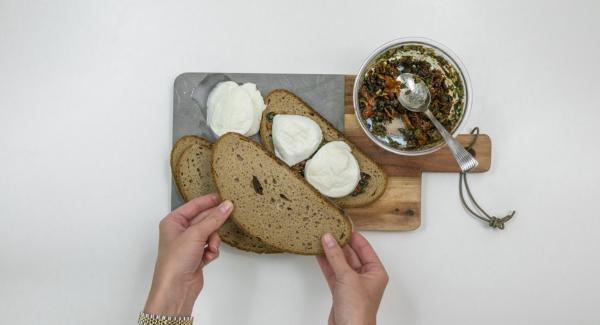 Cortar la mozzarella de búfala en lonchas de aproximadamente 1 cm de grosor. Colocar la mezcla de aceitunas. Cubrir con el resto de rebanadas de pan.