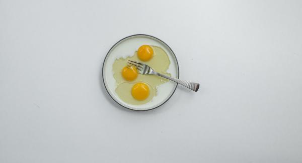 Batir los huevos junto con la leche. Bañar el pan en la mezcla de huevos y leche.