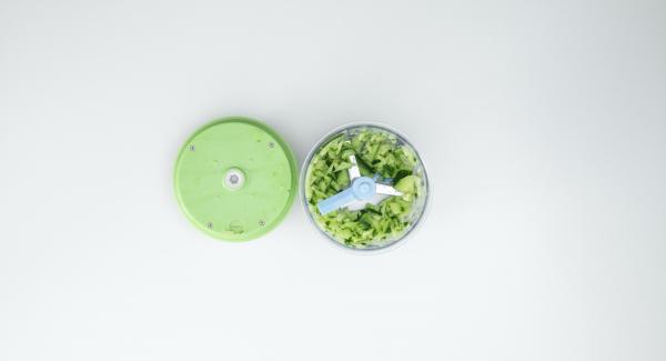 Para el acompañamiento, lavar el pepino. Cortarlo a trozos de unos 4 cm y trocearlo con el Quick Cut. Quitar las hojas de las hierbas, añadirlas y volver a picarlo todo. Agregar el yogur y sazonar con sal y pimienta.