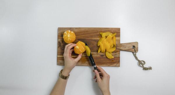 Cortar las naranjas en rodajas, quitarles la piel exterior y la blanca.
Con un cuchillo afilado, cortar las rodajas de naranja desde la parte interior. Reservar el jugo.