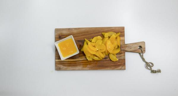 Cortar las naranjas en rodajas, quitarles la piel exterior y la blanca.
Con un cuchillo afilado, cortar las rodajas de naranja desde la parte interior. Reservar el jugo.