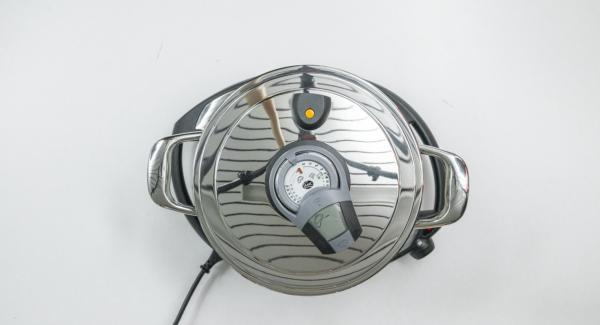 Cuando el Avisador (Audiotherm) emita un pitido al llegar a la ventana de “chuleta”, bajar temperatura de Navigenio (nivel 2) y añadir la carne picada con la mezcla de cebolla y sofreír. Agregar el maíz y los tomates colados, sazonar y mezcle bien.