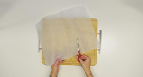 Para las tortillas, recortar un círculo de papel para con una tapa de 24 cm, colocarlas en el Accesorio Súper-Vapor y colocarlas una encima de la otra.