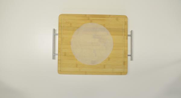 Para las tortillas, recortar un círculo de papel para con una tapa de 24 cm, colocarlas en el Accesorio Súper-Vapor y colocarlas una encima de la otra.
