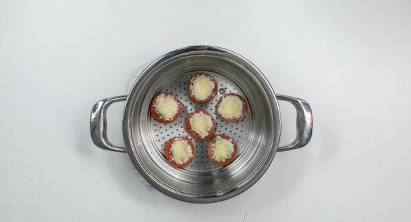 Cuando el Avisador (Audiotherm) emita un pitido al finalizar el tiempo de cocción, retirar el accesorio súper-vapor y colocar en un plato.

Colocar el Navigenio en modo de horno (poniéndolo invertido encima de la olla) y ajustar a temperatura máxima. Cuando el Navigenio parpadee en rojo/azul, introducir 5 minutos en el Avisador (Audiotherm) y gratinar hasta que esté dorado.