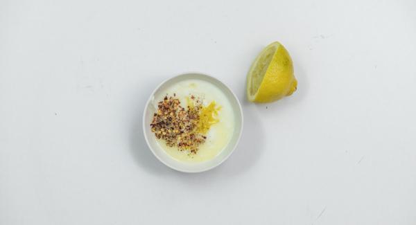 Mezcar un poco de cáscara de limón y el  jugo de limón con yogur y sazonar con sal, pimienta y chile. Servir.