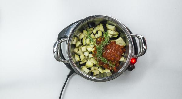 Desglasar con vino tinto y añadir la miel. Mezclar en cubos de berenjena, romero y tomate.