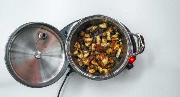 Al finalizar el tiempo de cocción, retirar la Tapa Súper-Vapor (EasyQuick), refinar con pasta de tomate, sazonar al gusto con sal y pimienta.