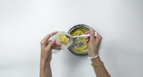 Mezclar las patatas con parmesano, huevo y especias y usando una manga hacer florecitas encima del papel de horno.