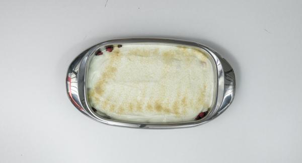 Separa las hojas de menta y picar finamente. Servir sobre el plato de yogur. Espolvorear todo generosamente con azúcar moreno o añadir el azúcar.