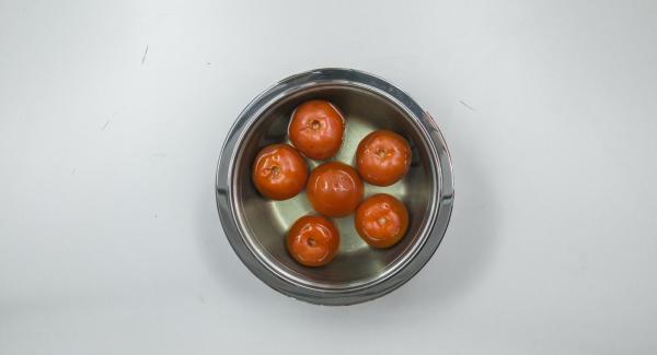 Escaldar los tomates con agua caliente, pelarlos y cortarlos en dados.
