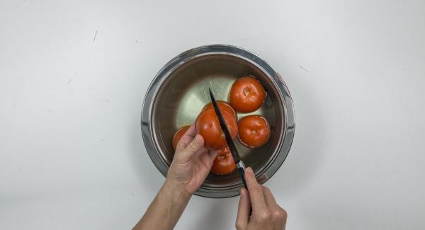 Escaldar los tomates con agua caliente, pelarlos y cortarlos en dados.