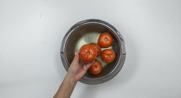 Escaldar los tomates con agua caliente, pelarlos y cortarlos en dados.