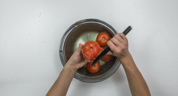 Escaldar los tomates con agua caliente, pelarlos y cortarlos en dados.