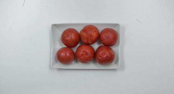 Escaldar los tomates con agua caliente, pelarlos y cortarlos en dados.