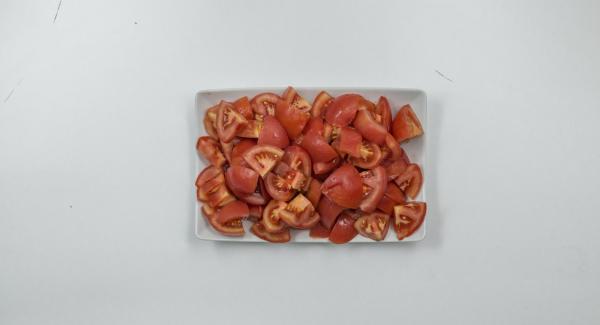 Escaldar los tomates con agua caliente, pelarlos y cortarlos en dados.