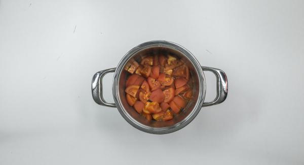 Triturar finamente los tomates, añadir el zumo de naranja y el vodka y mezclar. Sacar las hojas de las hierbas y cortar gruesas. Agregar las hierbas y la crema a la sopa.