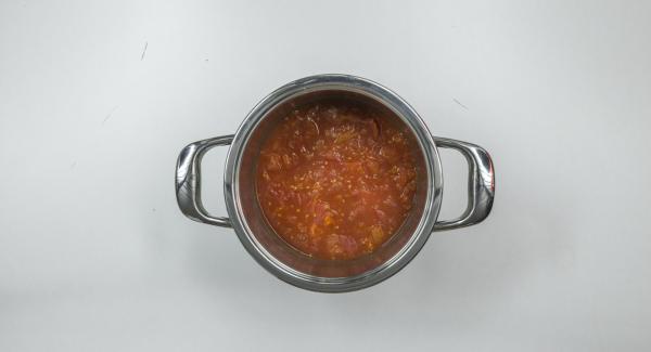 Triturar finamente los tomates, añadir el zumo de naranja y el vodka y mezclar. Sacar las hojas de las hierbas y cortar gruesas. Agregar las hierbas y la crema a la sopa.