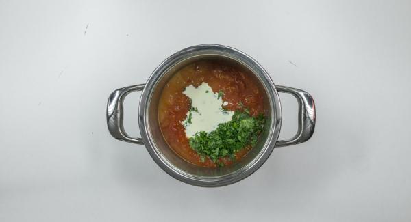 Triturar finamente los tomates, añadir el zumo de naranja y el vodka y mezclar. Sacar las hojas de las hierbas y cortar gruesas. Agregar las hierbas y la crema a la sopa.