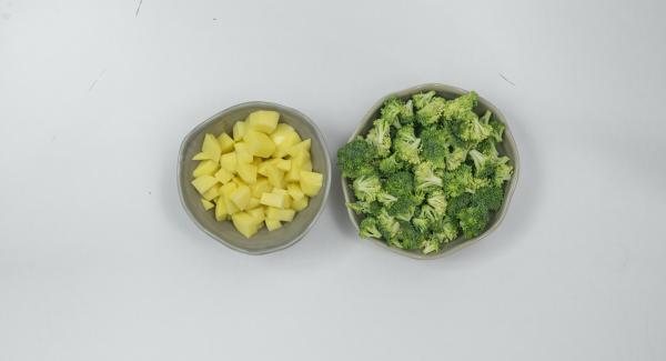 Lavar el brócoli y dividirlo en pequeños grupos, pelar las patatas y cortarlas a dados pequeños.