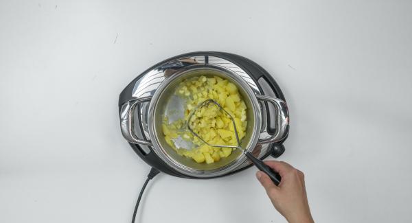 Añadir la mantequilla a las patatas y amasar bien. Hacer puré con el brócoli y la leche caliente en un recipiente adecuado y, finalmente, agregar el puré de patata.