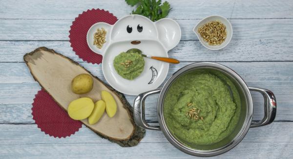 Sazonar el puré de verduras con sal, pimienta y nuez moscada, y servirlo adornado con unos cuantos piñones.