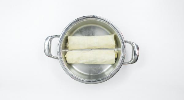 Hacer el segundo rollito del mismo modo con los ingredientes restantes. Untar los dos rollitos con la mantequilla restante..