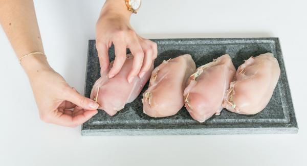 Rellenar las pechugas de pollo con la mezcla y cerrar con palillos.