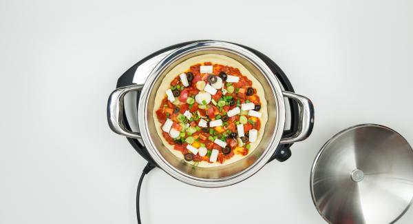 Cuando el Avisador (Audiotherm) emita un pitido al llegar a la ventana de “chuleta” coloque una base de masa y cubra con pulpa de pimentón. Colocar las verduras con queso feta y aceitunas encima.