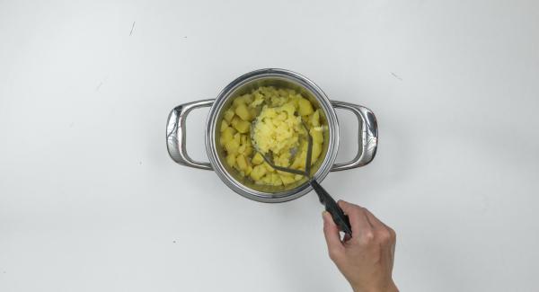 Apague el fuego al final del tiempo de cocción. Añadir la mantequilla a las patatas y triturar finamente.  En un recipiente adecuado triturar las zanahorias con leche caliente y añadir al puré de patatas.