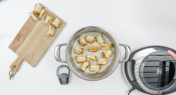 Situar la olla en una superficie resistente al calor, colocar Navigenio encima de la olla (modo horno) y hornear a baja temperatura durante unos 3 minutos.