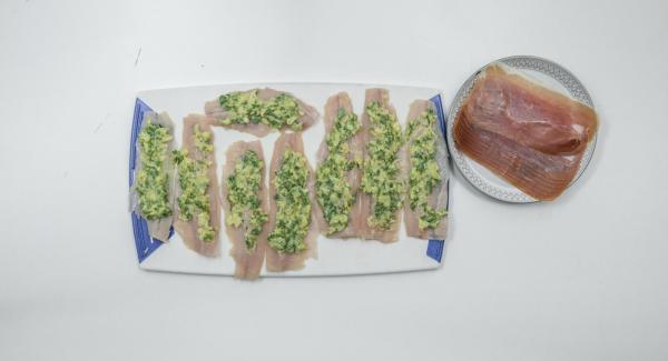 Mezclarlos con la mantequilla de almendra y sazonar con sal y pimienta. Untar con la mezcla la parte interior de los filetes de trucha y enrollarlos. Envolver con una loncha de jamón y pinchar el rollito con una brocheta.