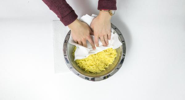 Pelar las patatas y rallarlas. Con un papel de cocina o un paño, secarlas bien y sazonarlas en un bol con 1/2 cucharada de sal.