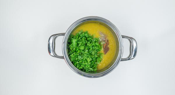 Una vez despresurizada, retirarla tapa y hacer un puré muy fino, sazonar con sal, pimienta y nuez moscada. Incorporar la rúcula y dejar macerar unos minutos.