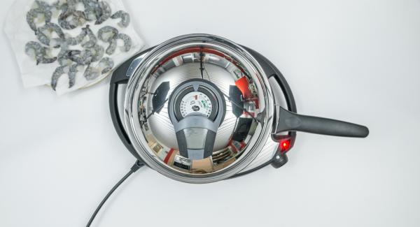 Cuando el Avisador (Audiotherm) emita un pitido al llegar a la ventana de “chuleta”, apagar el Navigenio, añadir las gambas a la sartén,y cocer ligeramente sin dejar de remover. Retirar las gambas, sazonar con sal y dejar reposar en un plato cubierto.