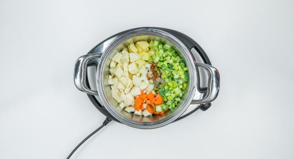 En una olla mezclar las verduras, tomillo y hojuelas de chile. Añadir el caldo de verduras y revolver.
Tapar con la Tapa Rápida (Secuquick Softline).