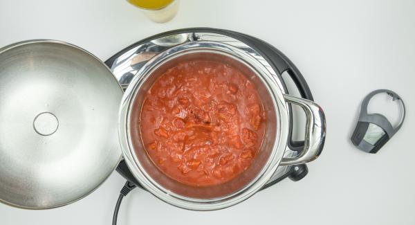 Añadir el puré de tomate y sofreír ligeramente. Agregar el tomate triturado y el caldo.