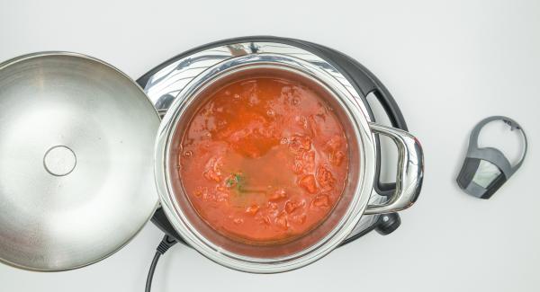 Añadir el puré de tomate y sofreír ligeramente. Agregar el tomate triturado y el caldo.