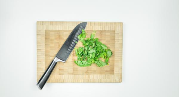 Cortar finamente las hojas de albahaca o las puntas de eneldo y añadir a la sopa.