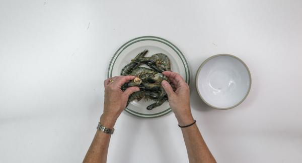 Pelar las gambas dejando la cola, retirar el intestino y meterlas en el refrigerador. Limpiar los caparazones.