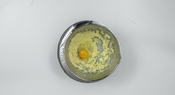 Mezclar la mantequilla, la sal, el azúcar y el azúcar de vainilla hasta obtener una masa esponjosa. Añadir los huevos poco a poco.