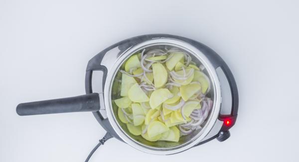 Cocinar las patatas hasta llegar a 98 grados. Destapar, secar la tapa, mover el alimento y tapar. Repetir varias veces hasta que estén al gusto.