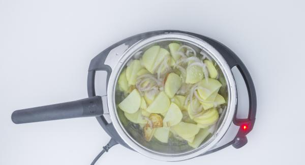 Cocinar las patatas hasta llegar a 98 grados. Destapar, secar la tapa, mover el alimento y tapar. Repetir varias veces hasta que estén al gusto.