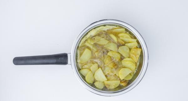 Colocar la sartén en una superficie resistente al calor y poner el Navigenio en modo de horno (poniéndolo invertido encima de la olla) APAGADO para cuajar la tortilla al gusto.