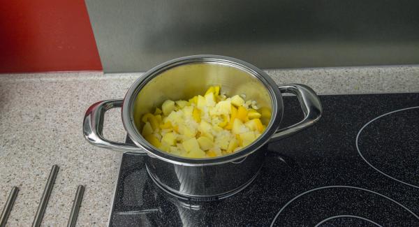 Hacer puré con los ingredientes y, mientras tanto, verter el caldo poco a poco. Sazonar con sal, pimienta y una pizca de azúcar.