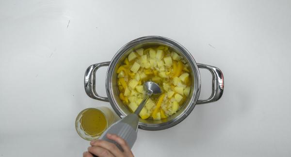 Hacer puré con los ingredientes y, mientras tanto, verter el caldo poco a poco. Sazonar con sal, pimienta y una pizca de azúcar.