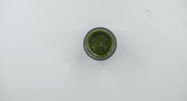 Quitar las hojas de la albahaca, cortarla a trozos grandes y hacer un puré fino con el aceite de oliva. Sazonar con un poco de sal.