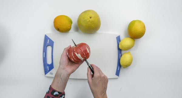 Mientras tanto, pelar la fruta de tal manera que la piel blanca se elimina por completo. Cortar los filetes entre la piel (fileteado), recogiendo el jugo en el proceso.